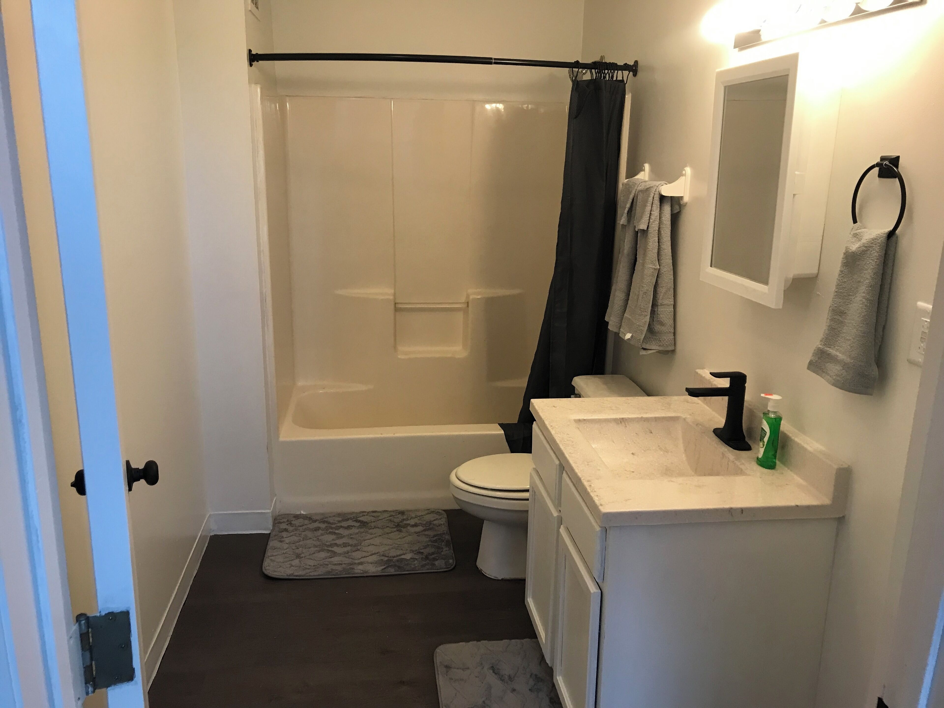 Comfort appartement | Badkamer | Een bad/douchecombinatie, een haardroger, handdoeken, toiletpapier