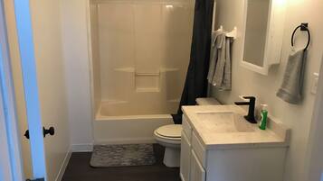 Appartement Confort | Salle de bain | Ensemble douche/baignoire, sĂšche-cheveux, serviettes fournies