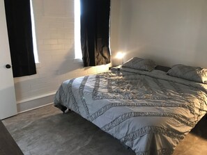 Căn hộ Economy | Khu vực làm việc phù hợp cho laptop 