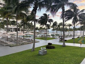 Terrace/patio - Bright Junior Suite perfect for romance and relaxation. (Cancún)