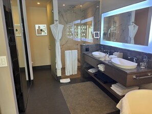 Hair dryer, bidet, towels, soap - Bright Junior Suite perfect for romance and relaxation. (Cancún)