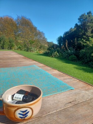 Property grounds - Simple home set on spacious grounds. Perfect for family gatherings. (Russell)