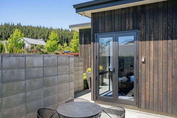 Outdoor dining - A Room on the Peninsula (Wānaka)