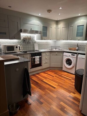 Kjøleskap, mikrobølgeovn, ovn og kokeplater