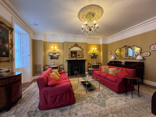 Smart TV - Tremendous 9-bedroom Regency Period Townhouse (Cashel)