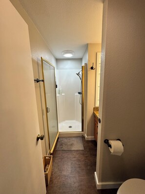 Shower, hair dryer, towels, soap - Welcome to your perfect in-town Bend Winter Getaway! 30+ Day Minimum Rental! (Bend)