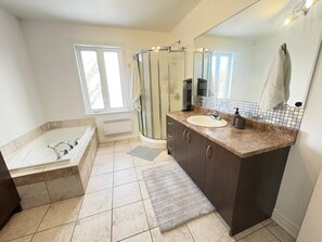 Shower, towels, soap, toilet paper - Spacious house with 4 bedrooms in Quebec City - 2nd Floor (Québec)