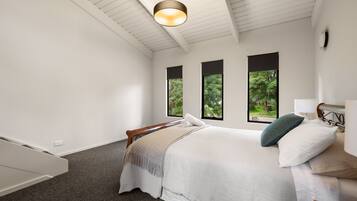 Iron/ironing board, travel cot, Internet