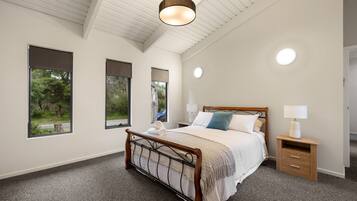 Een strijkplank/strijkijzer, reisbedje, internet