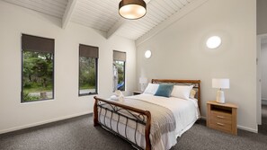 Ferros/tábuas de passar roupa, berço de viagem, acesso à internet