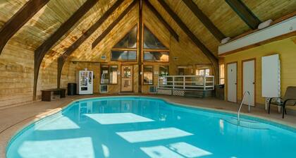 Pool, hot tub, close to ski mountain and downtown