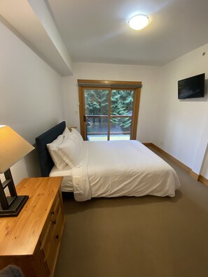 2 bedrooms, iron/ironing board, free WiFi, bed sheets - Red Mountain Village 2 bedroom condo sleeps 6 (Rossland)