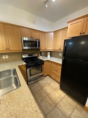 Fridge, microwave, oven, stovetop - Red Mountain Village 2 bedroom condo sleeps 6 (Rossland)