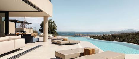 Una piscina al aire libre, una piscina climatizada