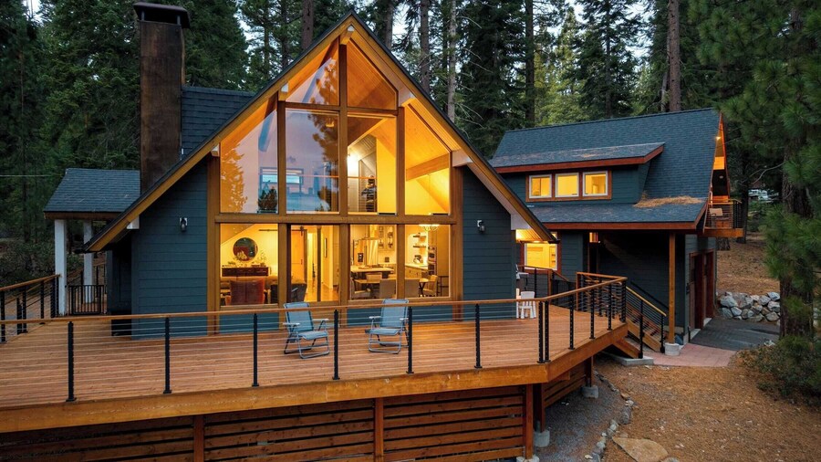 Retreat With Lake Access, Deck & Modern Interior Agate Peak by Avantstay