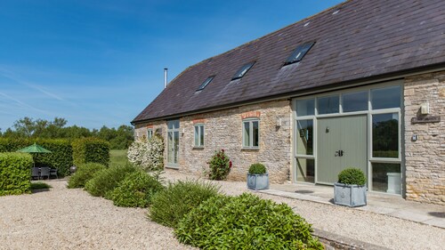 Owls Barn - pet friendly, Oxfordshire