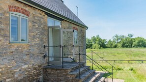Exterior - Owls Barn - pet friendly, Oxfordshire (Near Bampton)