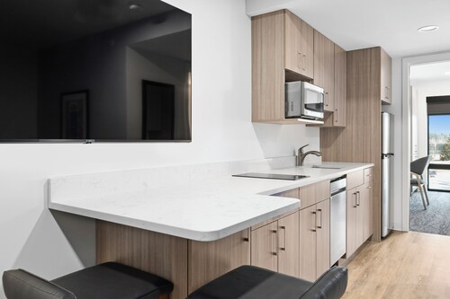 1-bedroom hotel suites in Scarborough with essentially stocked kitchens.