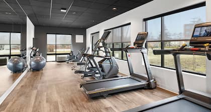 1-bedroom hotel suites in Scarborough with essentially stocked kitchens.