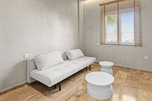 Apartamento luxo, sacada, vista para a piscina | Área de estar