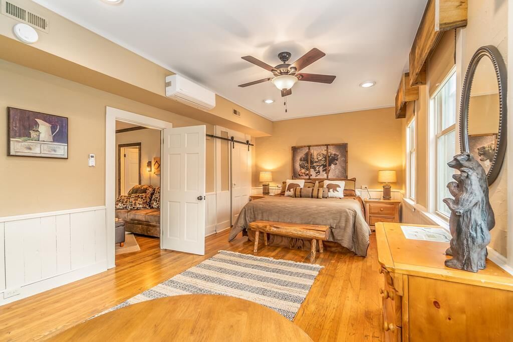 1 quarto, ferros/tábuas de passar roupa, berço de viagem