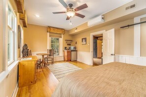 1 habitación, tabla de planchar con plancha y cuna de viaje 