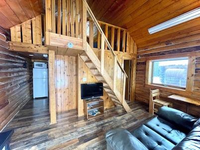 Wolf Waystation — Rustic Cabin with Sauna