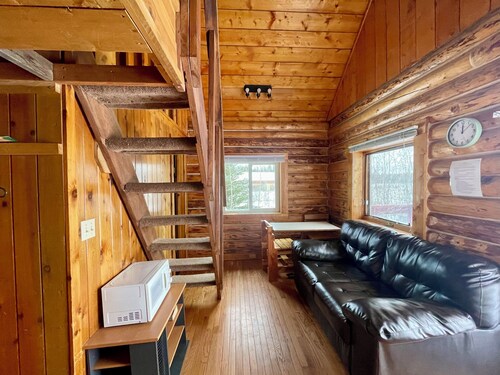 Grizzly Grotto — Rustic Cabin with Sauna