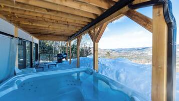 Indoor spa tub