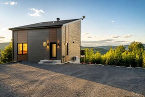 Exterior - Spa & Scenic Views at the Summit | The SkyLodge (Saint-Côme)