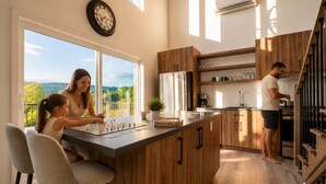 Una cocina moderna con armarios de madera, una isla grande y vistas al exterior.