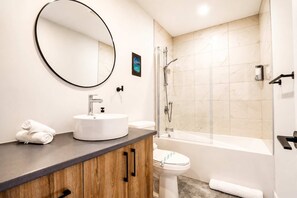 Shower, hair dryer, towels - Spa & Scenic Views at the Summit | The SkyLodge (Saint-Côme)