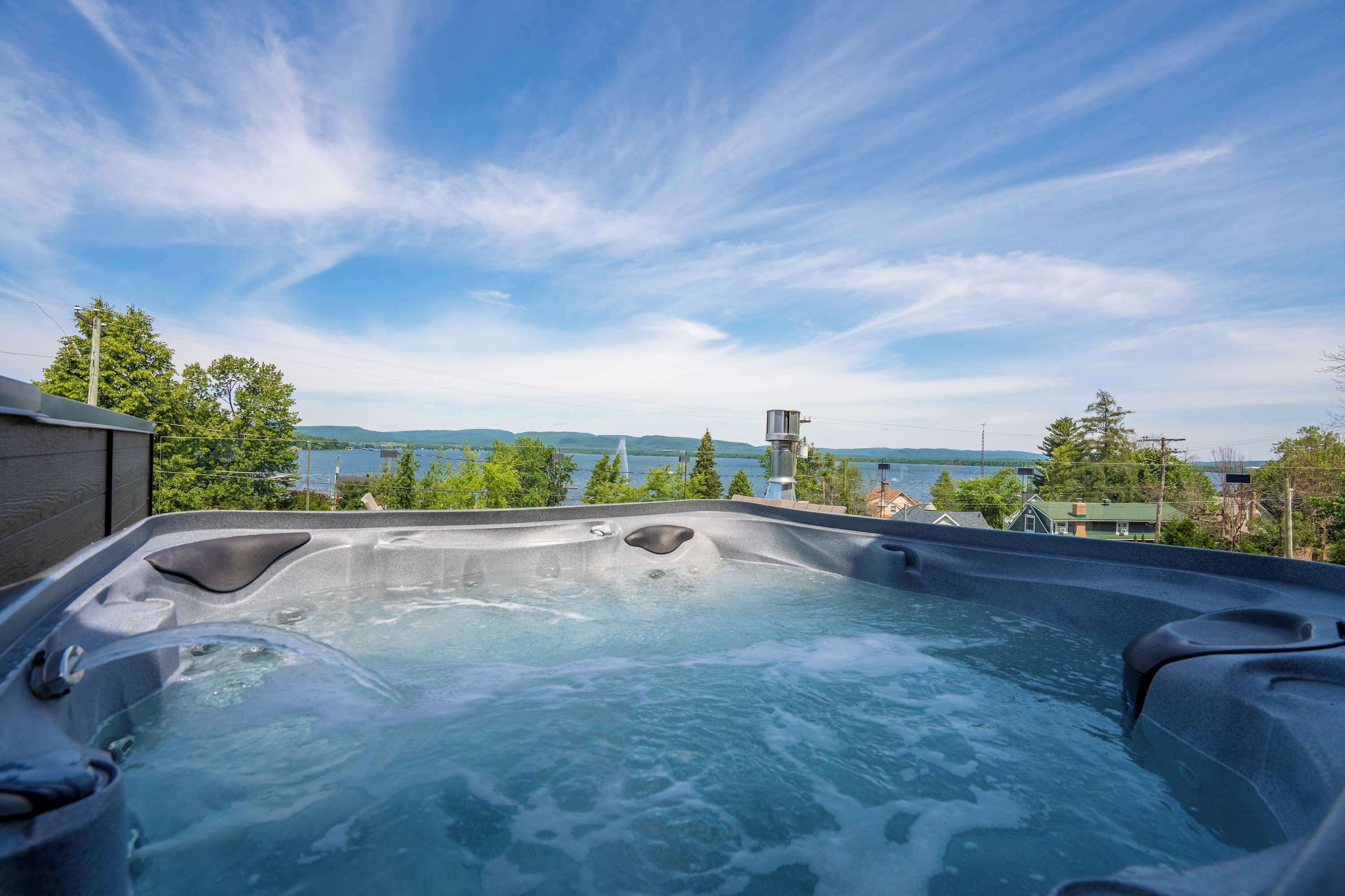 Banyera d'hidromassatge a l'aire lliure