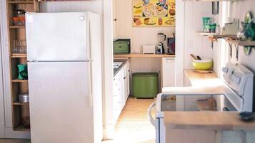 Een koelkast, een magnetron, een oven, een kookplaat