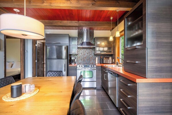 Fridge, microwave, oven, stovetop - Spa & Pool Table - Ivy Cottage (Scott)