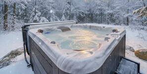 Outdoor spa tub - Spa & Pool Table - Ivy Cottage (Scott)
