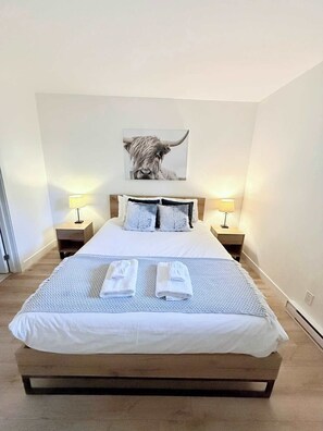 Iron/ironing board, WiFi, bed sheets, wheelchair access - Luxury Condo with Pool and River View (Baie-Saint-Paul)