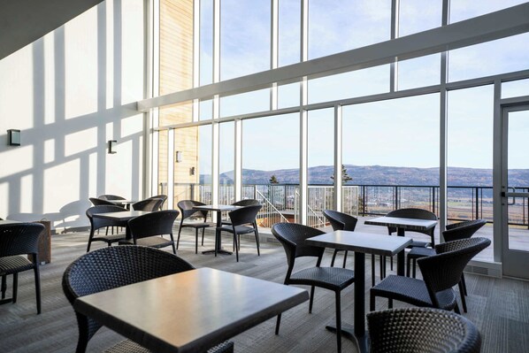 Dining - Luxury Condo with Pool and River View (Baie-Saint-Paul)