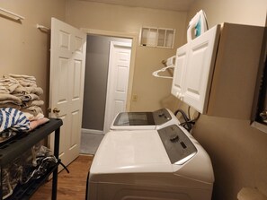 Interior - Spacious 3-bedroom, your Cozy Home Away From Home Comfort,Quiet, and Convenience (Manchester)