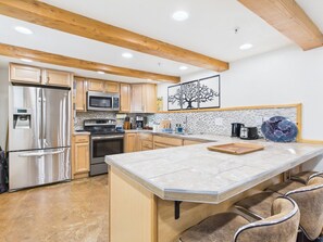 冷蔵庫、電子レンジ、オーブン、コンロ