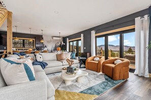 Smart TV, fireplace, video games, table football - Altitude22 • Sleeps 19 • 5 Mins Ski • Views • Karaoke (Bethel)
