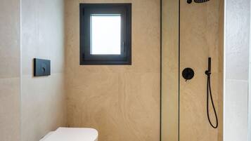 Een douche, een haardroger, handdoeken, toiletpapier