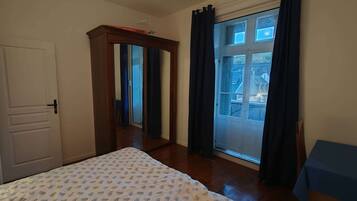 2 bedrooms, iron/ironing board, WiFi