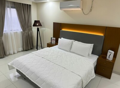 Cozy Crimson Apt above Imtiaz Mall - wt Arcade & Dine in below - Self Checkin