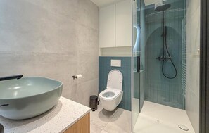 Regadera, amenidades de baño gratuitas, secadora de cabello 
