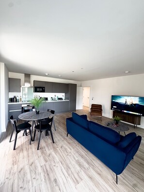 Interior - Pandanest: Elegant 2-Bed Apartment with Water Views (London)
