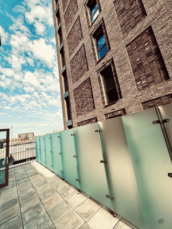Property grounds - Pandanest: Elegant 2-Bed Apartment with Water Views (London)