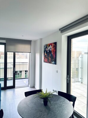 Interior - Pandanest: Elegant 2-Bed Apartment with Water Views (London)