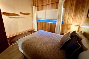 Een strijkplank/strijkijzer, wifi, beddengoed