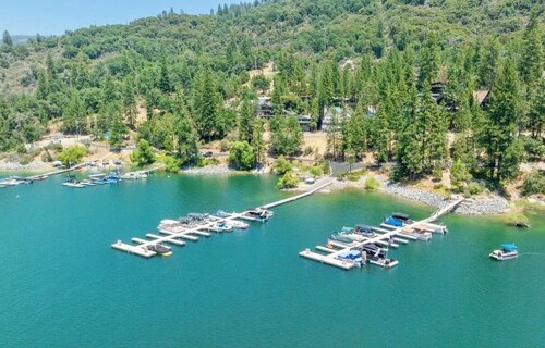 Spacious 2 Level Lakefront Retreat + Private Boat Slip/launch + Epic Views